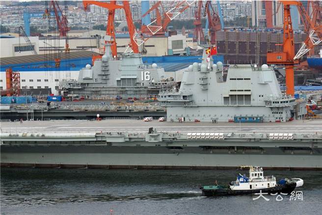 大陆首艘国产航母28日早晨进行第3次海试，挂出了试航旗帜。（图／大公网）