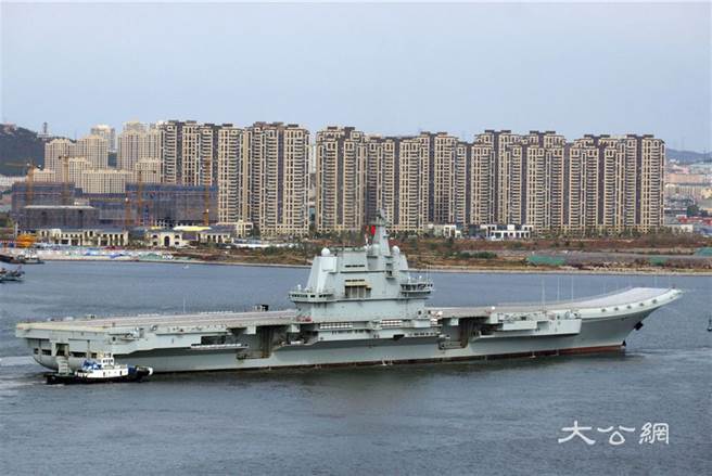 大陆首艘国产航母驶出大连港，前往黄海进行为期10天的第3次海试。（图／大公网）