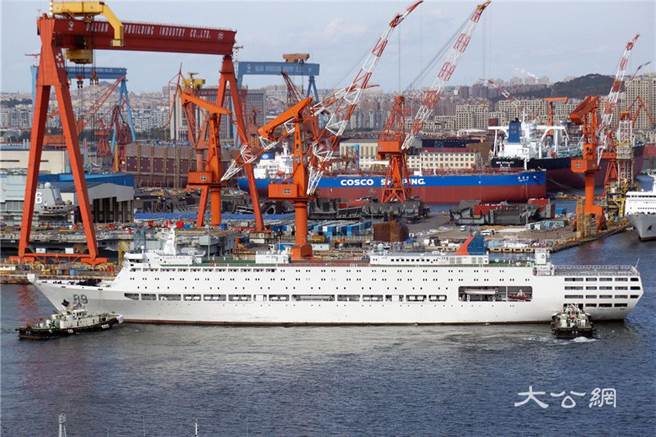 图为舷号为89的中国第二综合保障船，负责航母后勤补给工作，此次亦随行前往黄海进行国产航母第3次海试。（图／大公网）