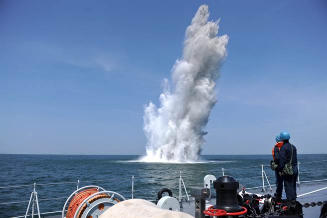 图为中共海军进行布雷与扫雷演习。（图／新华社）