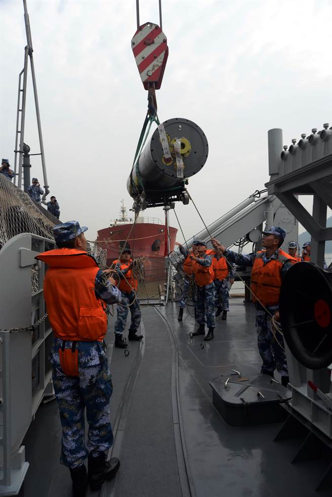 图为2014年东海舰队进行水雷战实战化演练，在舰艇上吊装新型智能化水雷，并进行实兵实弹对抗。（图／新华社）