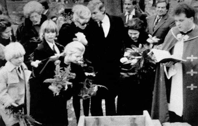 川普与伊凡娜参加岳父的葬礼，时间为1990年，地点是伊凡娜从小成长的捷克兹林市。（图／美联社）