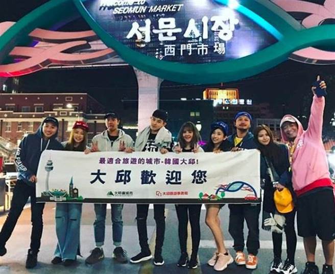 《综艺玩很大》大邱篇找来「8年级生偶像」郭静、敖犬（中）现身当嘉宾。（图／翻摄自综艺玩很大IG）