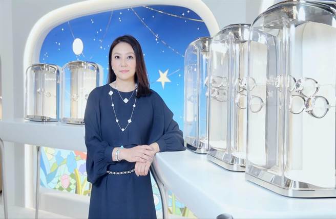梵克雅寶台灣區董事總經理劉大玲認為，冷冰冰的腕表有了故事，更能打動人心。（羅永銘攝）