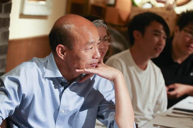 國民黨高雄市長候選人韓國瑜（左）31日晚間在台北市舉行北漂青年座談會，與青年談論高雄政策。（陳信翰攝）