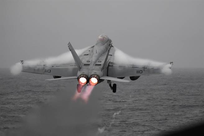 经过油箱改良与飞弹改装，F/A-18超级大黄蜂可以成为美国海军的终极武器。图为杜鲁门号航母上的超级大黄蜂。（图／美国海军）