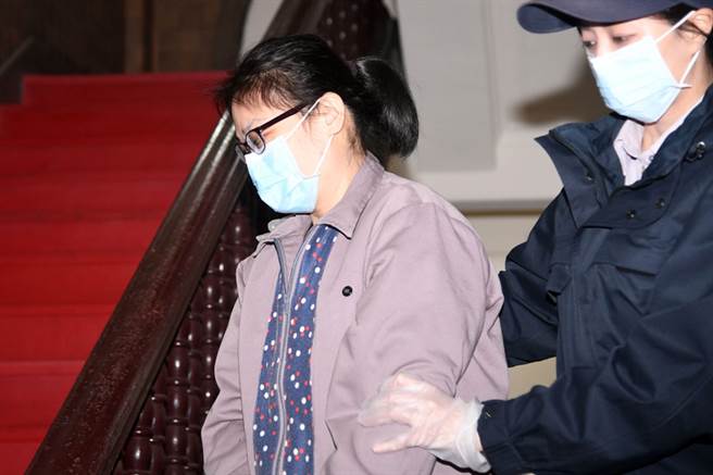 张芳馨（左）狠心杀害小姑后再以水泥封尸。(中央社)