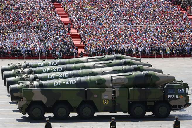 陆基弹道导弹与巡航导弹对航母与水面舰艇威胁极大，而中国近年来在这两种导弹都有长足进步。图中DF-21D正是专门打击大型水面舰艇的弹道导弹，它将使美国航母遭遇极大威胁。（图／新华社）