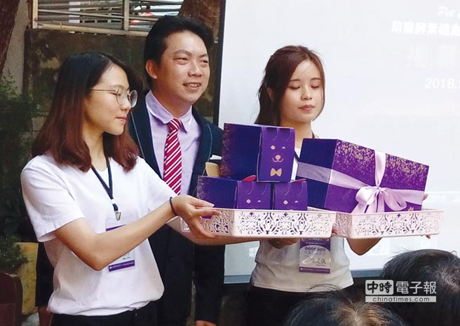 益力康生技集團全球總裁陳俊宏（中）開心展示首創並取得專利的「萌寵益生菌酵素MP168」，並推出客製化精美酵素禮盒。圖／陳又嘉