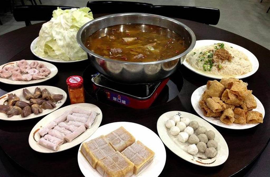 台灣番鴨城冬季主打臉盆大的薑母鴨鍋，搭配新鮮熱炒和油香麵線，是冬日進補的最佳首選。（葉臻翻攝）