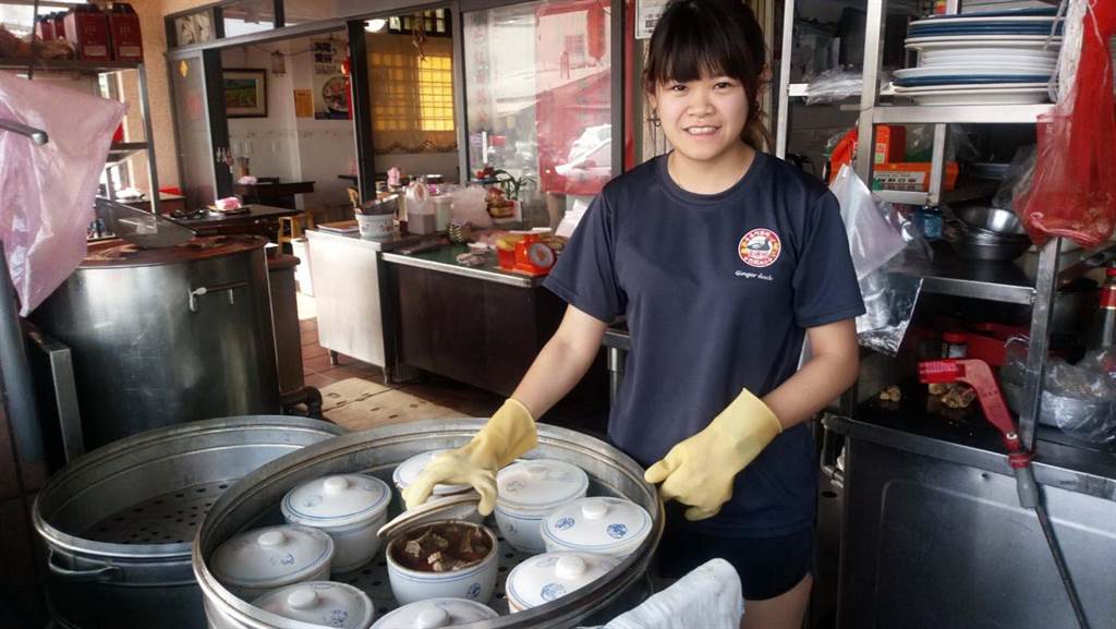 雲林縣斗南鎮阿國師燉硐蒸品薑母鴨是創立30多年的老店，第3代已投入協助經營。（許素惠攝）