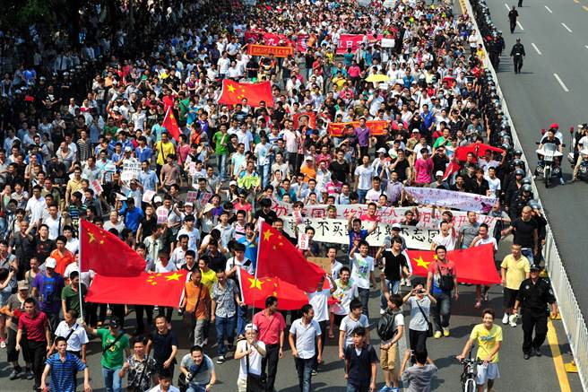 中国大陆曾因钓鱼岛领土纠纷多次爆发大规模反日示威游行。图为2012年9月18日深圳民眾以「918事变」81周年纪念日为由，进行「勿忘国耻，还我钓鱼岛」示威游行。（图／中新社）