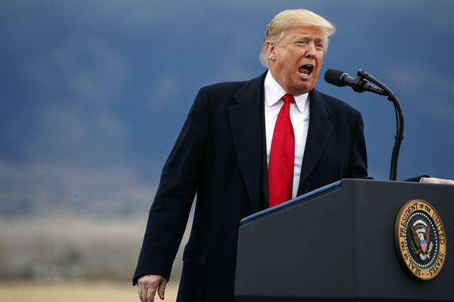 美国总统川普终于松口，可能要吃下期中选举败仗。（图／美联社）