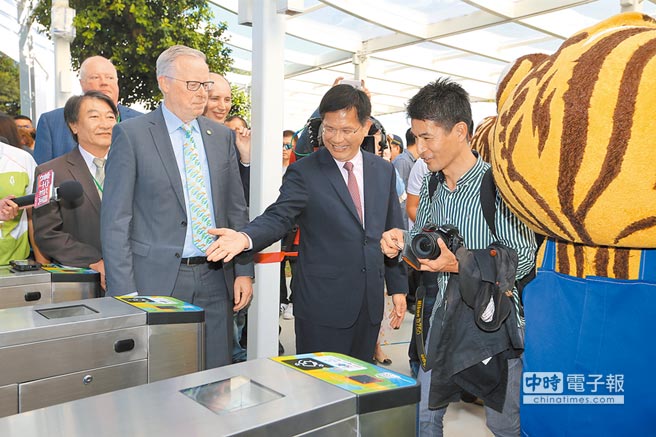 台中市長林佳龍（右二）3日宣布森林園區開園，並歡迎來自日本的首位遊客二神敦（右）入園。（黃國峰攝）