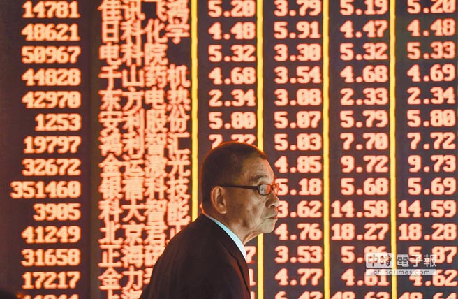 A股前景看好。圖為股民在杭州一證券交易場所關注股市行情。（新華社資料照片）