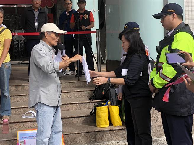 搶救大潭藻礁行動聯盟的陳情書由市府農業局專員劉秀卿代表接下。(蔡依珍攝)