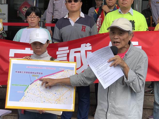 潘忠政出示地圖指大潭藻礁的生態豐富性和多元性遠高於觀新藻礁。(蔡依珍攝)