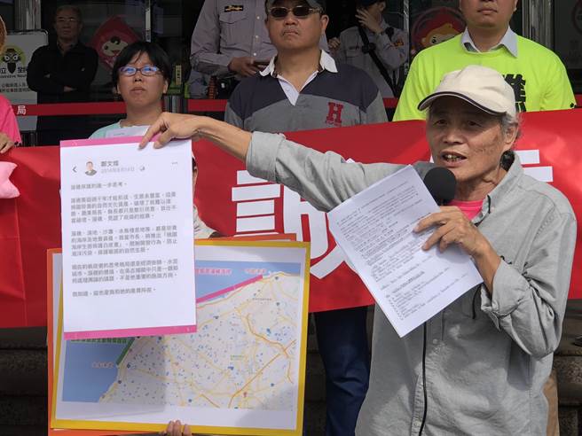 潘忠政以鄭文燦4年前在臉書批評前縣長吳志揚「只管輿論跟選票」的言論，原封不動的還給鄭文燦。(蔡依珍攝)