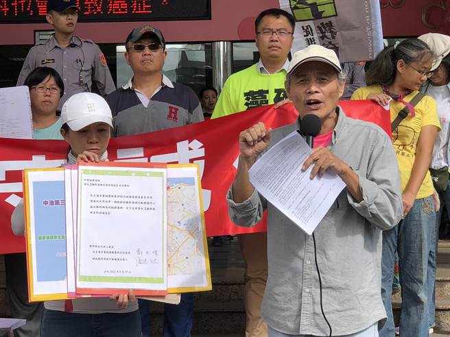 潘忠政出示2012年時任民進黨縣黨部主委的鄭文燦曾簽署「劃設觀新藻礁自然保留區」。(蔡依珍攝)