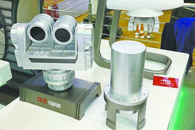 左边看似「机器人瓦力」的，就是中国电子科技集团（CETC）研发的量子雷达。（环球时报）