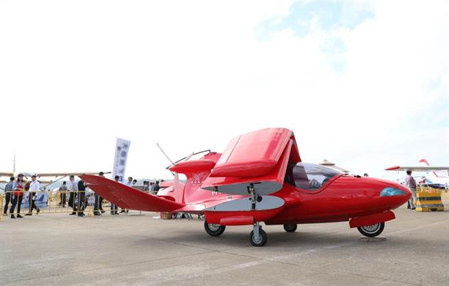 珠海航展上的海陆空三栖飞机引起许多参观者的兴趣。（图／凤凰军事）