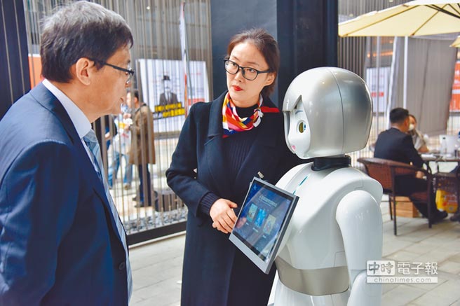 11月6日，互聯網之光博覽會在烏鎮開幕，這是現場的智慧機器人。（CFP）