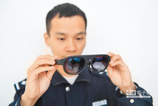 11月2日，浙江一位民警在展示高科技可穿戴設備「雲鏡」。該眼鏡以公安大數據為支撐，利用AR技術迅速做出人臉識別、身份信息確認等。（中新社）