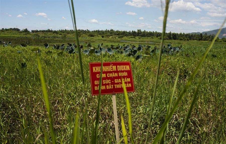 許多落葉劑汙染嚴重的地方，被畫為禁區，因為土壤裡的戴奧辛濃度仍然很高。(圖/美聯社)