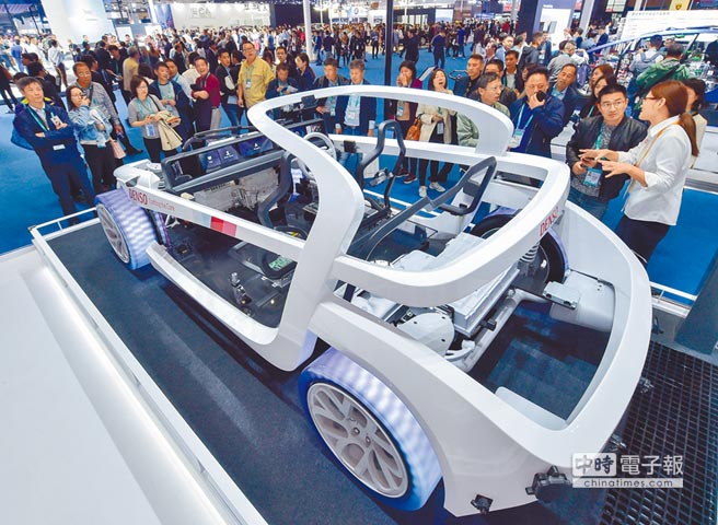 11月7日，進博會場，人們在電裝（中國）投資有限公司展台參觀。（新華社）