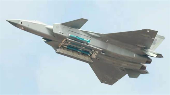 歼-20打开弹舱露出挂载导弹，包括霹雳-10E与霹雳-15两款空对空导弹。（图／凤凰军事）