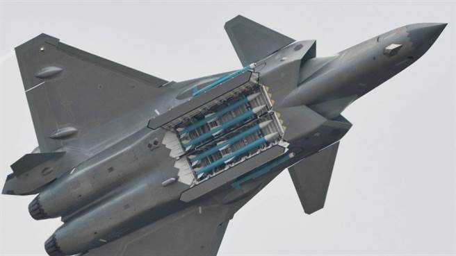 歼-20飞行打开弹舱展示最新式的霹雳-15中距空对空导弹与霹雳-10E短距导弹。（图／凤凰军事）