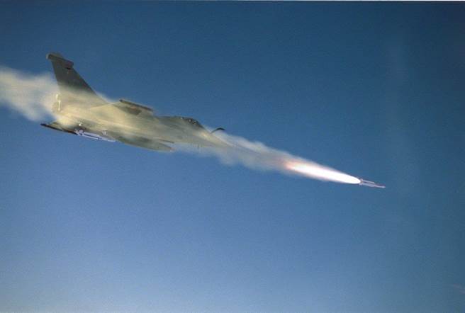 陣風戰機發射新一代MICA空對空導彈。（圖／MBDA) 