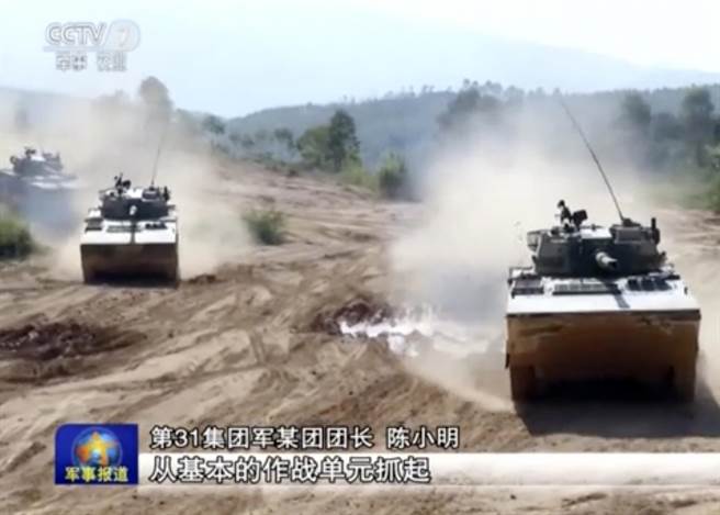 图为大陆央视报导共军在东南某海域进行两栖登陆作战演习，对台威慑意味浓厚。（图／美联社）