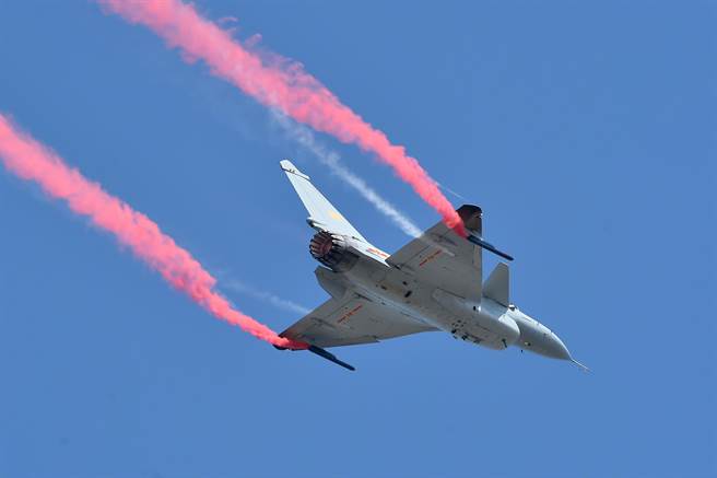 中共空军首次在珠海航展上进行歼-10B推力矢量验证机飞行表演，获得了舆论大量的讚许。（图／新华社）