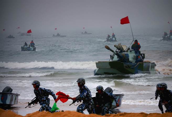 图为共军在山东青岛进行两栖登陆演习。（图／新华社）