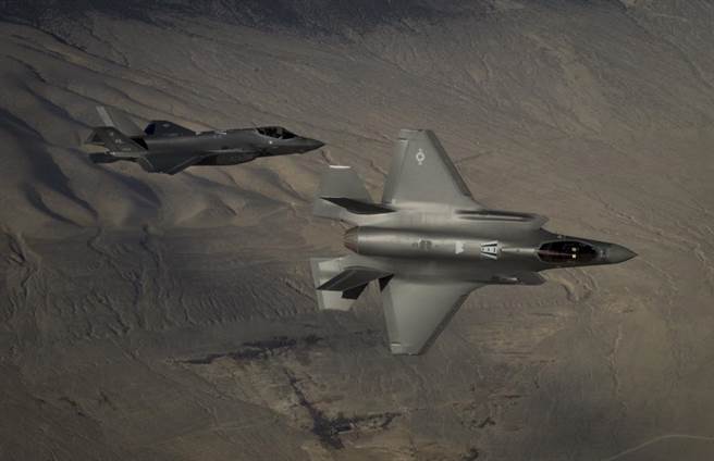 美军将为F-35,F-15,F-16等空优战机配备由驾驶员控制的自主或半自主AI无人机，共同执行任务。图为F-35闪电战机。（图／美国空军）