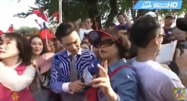 一位大媽方才在現場接受《中天》訪問，痛訴她80歲的鄰居阿姨，養大3個兒子都陸漂、北漂，半夜心臟病發死在客廳無人知。(Youtube直播)