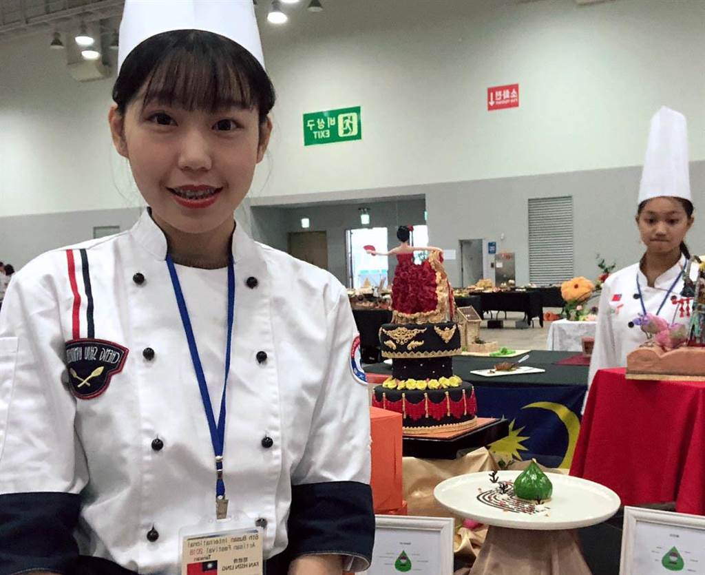韓國廚藝大賽摘金為正修餐飲系四年級同學范欣伶的「甜點展示」。（林雅惠翻攝）