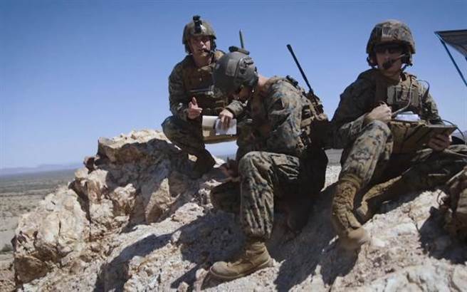 图为美国陆战队在亚利桑纳州尤马市测试接收F-35B传送数据，再以火箭炮系统攻击视距外的目标。（图／美国空军）