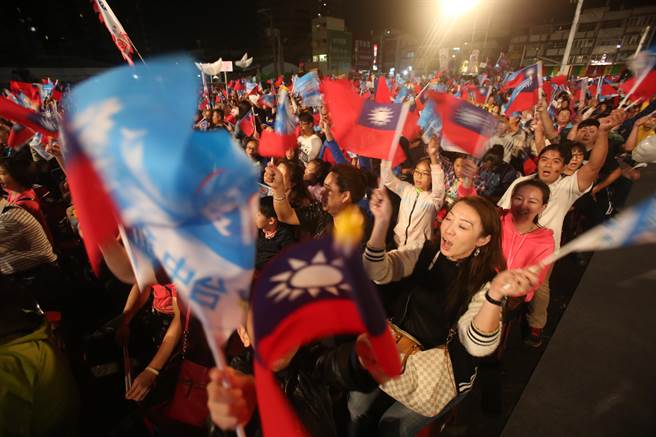 图为2018年选前超级星期六，卢秀燕造势晚会人潮爆满，支持者挥舞旗帜。（资料照／王文吉摄）