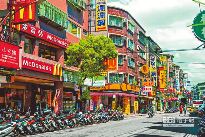 五華街商店林立，不管是連鎖速食店或傳統市場應有盡有。圖／信義房屋