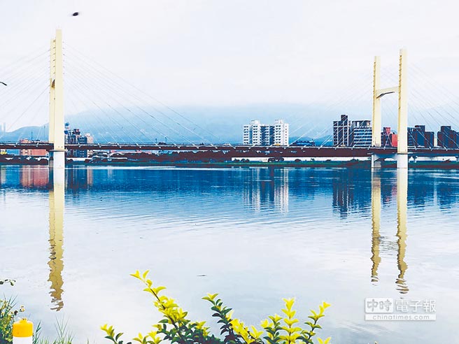 面淡水河、陽明山的景觀住宅，是當地的特色產品。圖／信義房屋