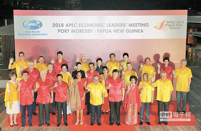 巴纽APEC晚宴大合照，我国经济领袖代表张忠谋穿黄色巴纽服饰出席。图／中华台北代表团提供