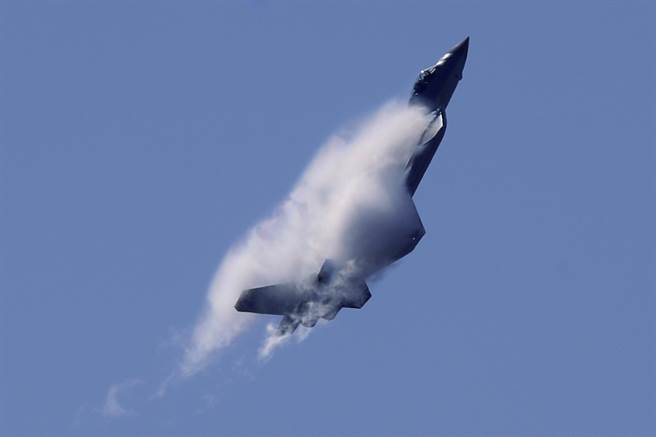 俄专家认为，中美两国都有让新型战机加快列装的政治动因，中国希望藉此确立自己「第二超级大国」的地位，而美国是为了恢復费用不断增长的F-35计划。（图／美联社）