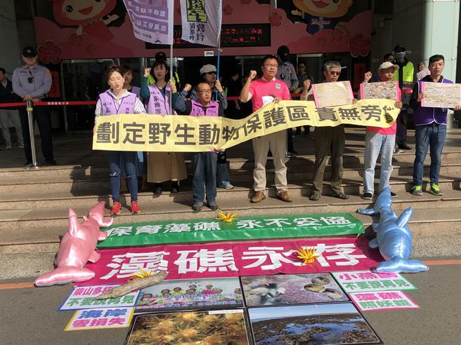 搶救大潭藻礁行動聯盟20日到為2級保育類動物「小燕鷗」請命，要求劃定大潭藻礁野生動物保護區。（蔡依珍攝）