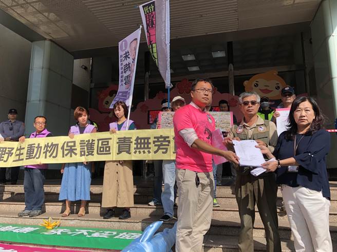 搶救大潭藻礁行動聯盟20日到為2級保育類動物「小燕鷗」請命，要求劃定大潭藻礁野生動物保護區，農業局專委劉秀卿代表接下請願書。（蔡依珍攝）