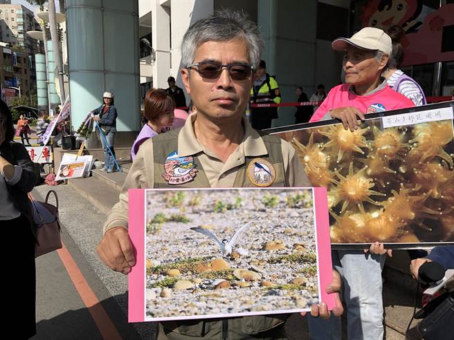桃園市野鳥學會理事長吳豫州強調小燕鷗是二級保育類動物，大潭藻礁區是小燕鷗北台灣最大的繁殖地。(蔡依珍攝)