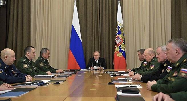 俄罗斯总统普丁（图中）19日召开国防会议，讨论如何因应美国退出《中导条约》的问题。（图／卫星通讯社）