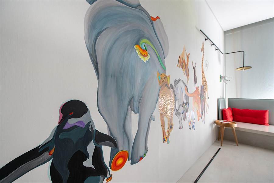 港籍插畫家運用台灣塗料第一品牌「虹牌油漆」精細調色技術，以人類誤闖動物最後一塊淨土之隱喻，繪作出反思生態的《消失的森林》。(台南老爺行旅提供)