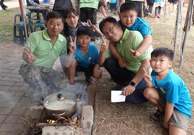 香田國小55歲生日邀請家長與小朋友回味古早的燒柴煮飯。（鐘武達攝）